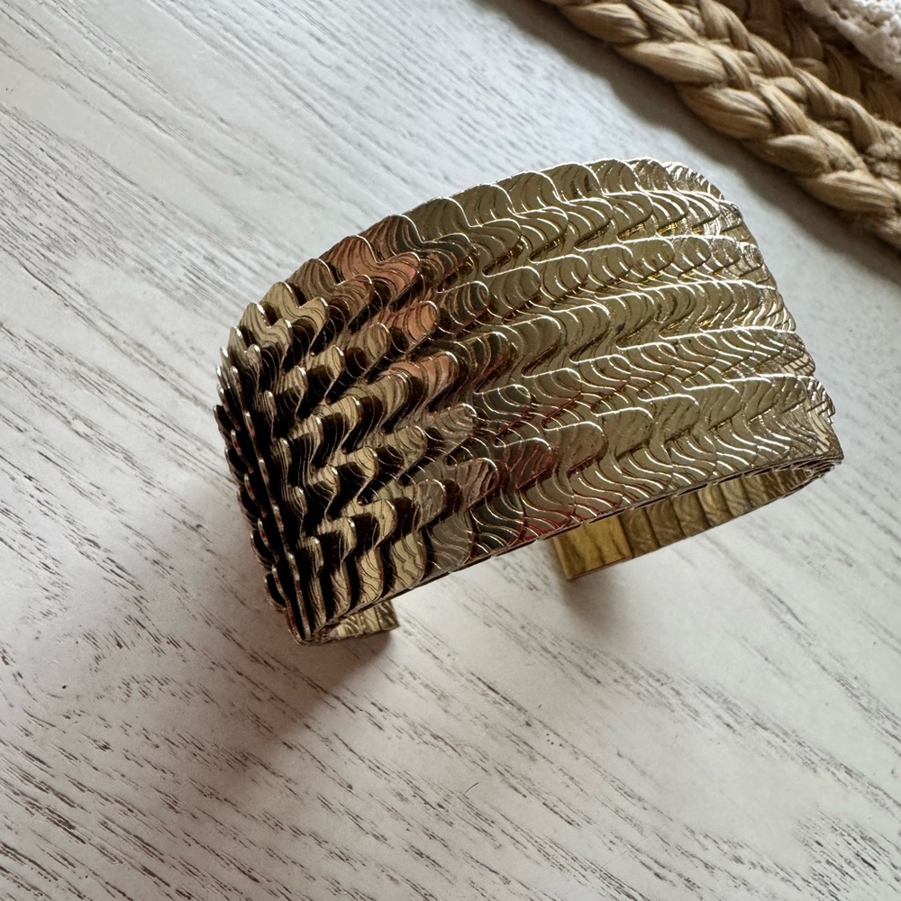 GOLD CUFF - Picture 7 of 12